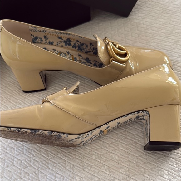 Gucci Cream and Gold Leather Loafers - Picture 2 of 5